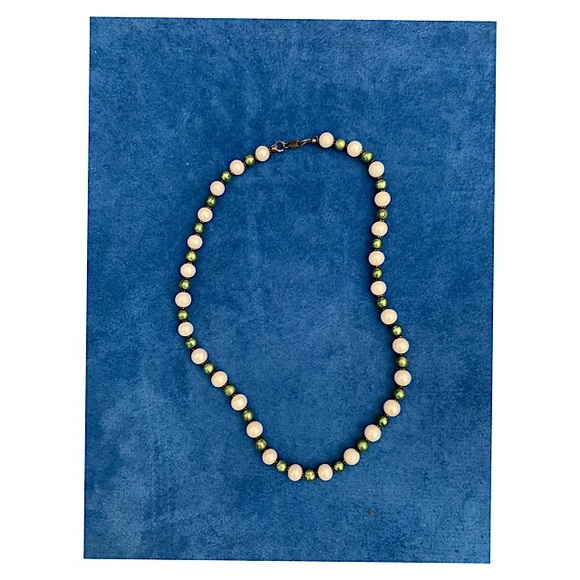 Jewelry - Green eyes - Handmade freshwater pearl necklace.